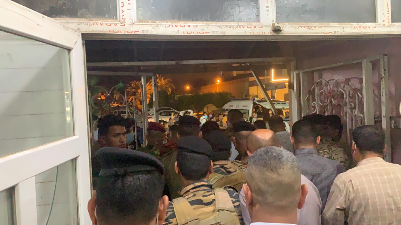 عشرات الناشطين يتجمهرون أمام المستشفى في الديوانية وتحيط بهم قوات الأمن - صورة: كوردستان 24